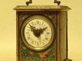 une petite horloge posée sur une table