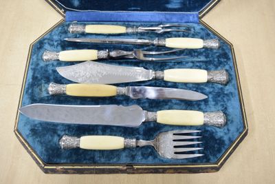 un coffret contenant un ensemble de couteaux et de fourchettes