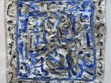 une image représentant un tableau bleu et blanc accroché à un mur blanc