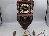 une horloge posée sur une table, entourée d'une chaîne