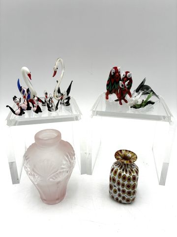 Objets de vitrine – Deux soliflores verre coloré et collection de...