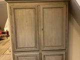 une photo d'un placard situé sous l'escalier dans une pièce