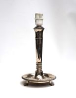 Pied de lampe en bronze argenté à fût fuselé et bagué, repos…