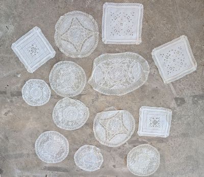 beaucoup de napperons éparpillés sur le sol d'un immeuble