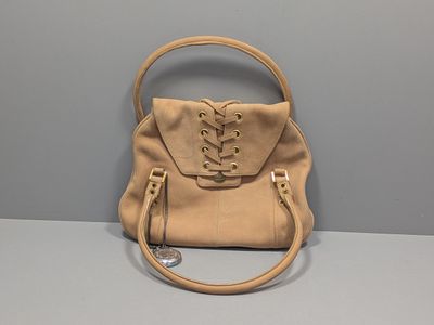 sac à main en cuir beige avec des lacets sur la poignée
