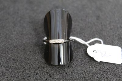 une bague posée sur une table