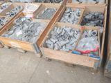 de nombreux types de tuyaux et de raccords, conditionnés dans des boîtes