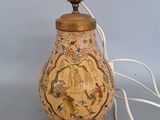 une lampe posée sur une table à côté d'un cordon