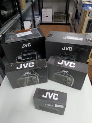 trois boîtes posées sur une table dans un magasin