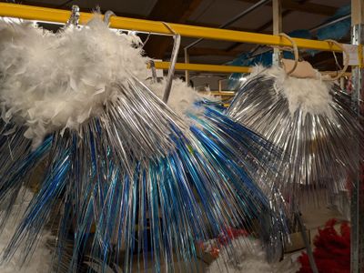 de nombreux sacs contenant des articles blancs et bleus suspendus à un porte-sacs