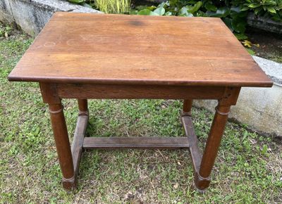 une petite table posée dans l'herbe