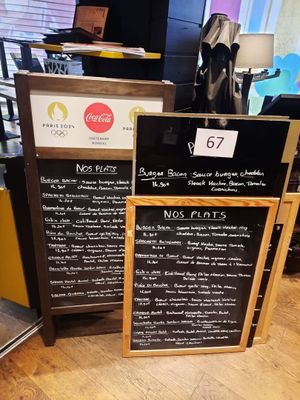 deux panneaux de menu posés au sol dans un café
