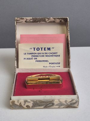 TOTEM garniture de bureau en plaqué or : cachet magnetique.