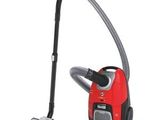 gros plan d'un aspirateur rouge et noir sur fond blanc