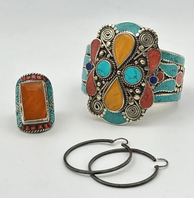 trois bijoux, dont une bague, un bracelet et une bague