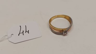 un gros plan d'une bague avec une étiquette posée sur une table