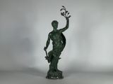 une image représentant une statue d'un homme tenant une plante