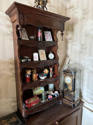 une étagère en bois sur laquelle est posée une horloge