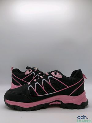 un gros plan sur une paire de chaussures noires et roses