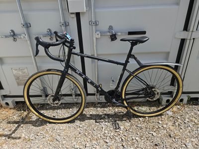 un vélo garé devant un conteneur