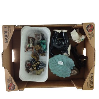 une boîte en carton contenant un certain nombre d'objets