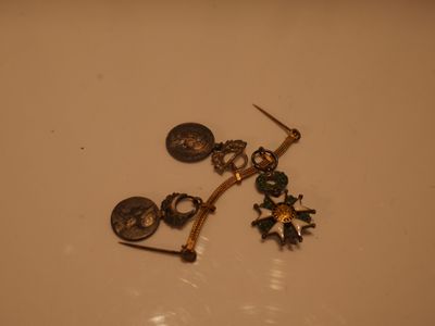 une paire de boucles d'oreilles posée sur une table blanche