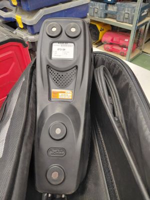 une télécommande au fond d'une valise