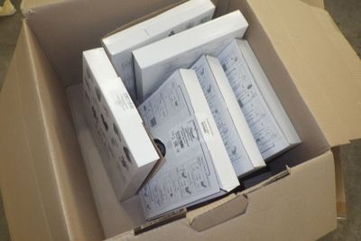 une boîte en carton contenant tout un tas d'appareils électroniques