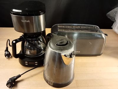 Lot : Grille pain, Cafetière et Bouilloire Produit non contr…