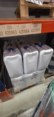 plusieurs bidons d'eau posés sur une étagère dans un magasin