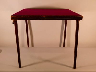 Table de bridge en bois et tissu grenat. Etat d'usage. - Photo 1