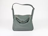 sac à bandoulière en cuir gris avec des finitions argentées