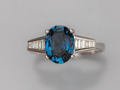 Bague en or gris 750°/°° (18K), sertie d'un saphir naturel t… - Photo 1