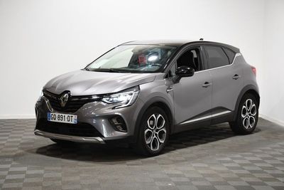 Le nouveau SUV Toyota C-HR est garé dans un showroom