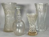 trois vases posés l'un à côté de l'autre sur une table