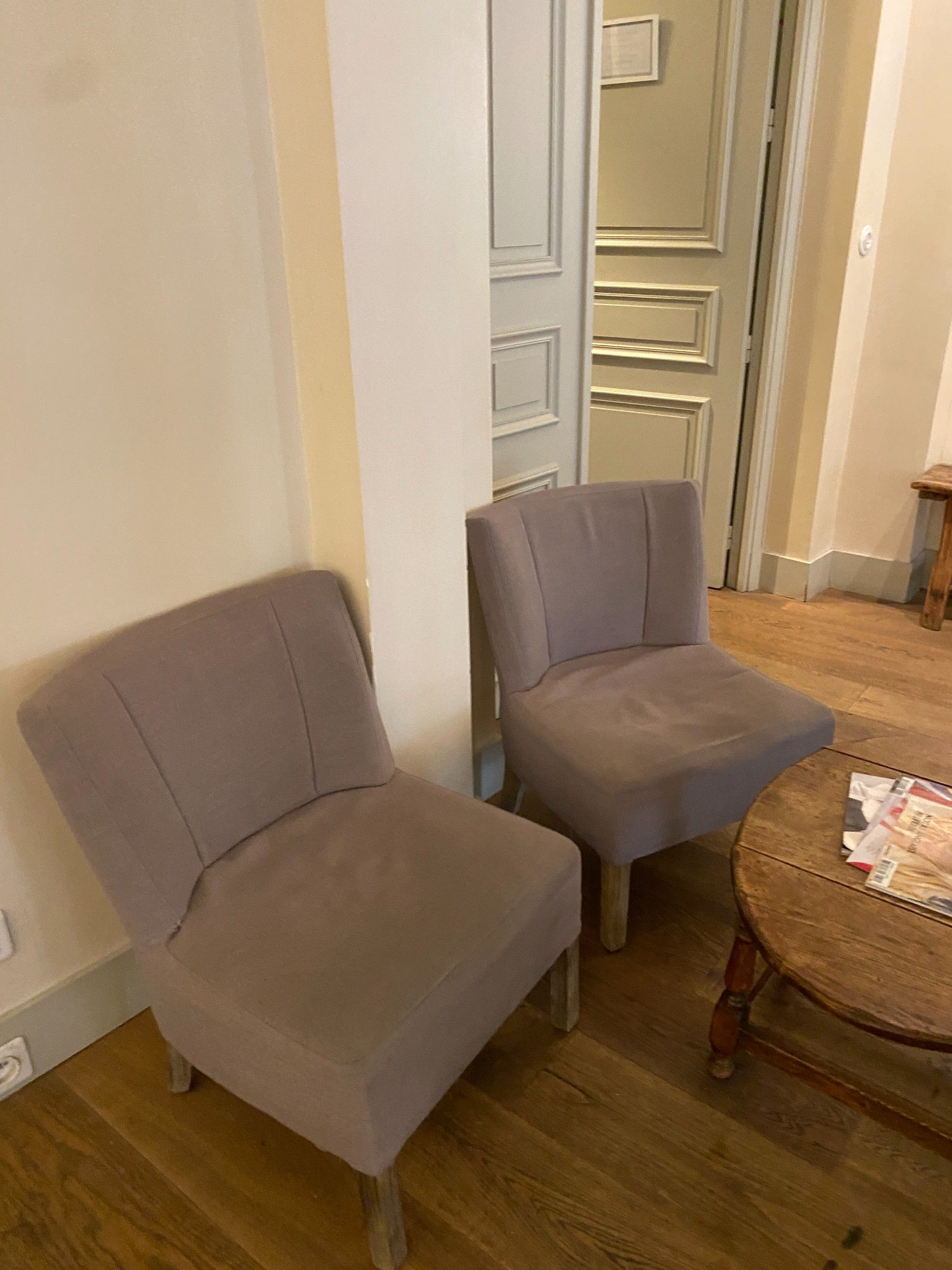 Paire de chauffeuses, la garniture de cotonnade beige, les p…