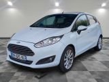la ford fiesta blanche est garée dans une pièce au sol à carreaux