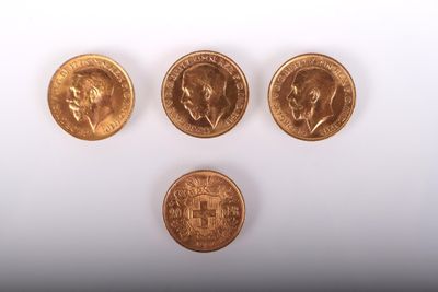 quatre types de pièces différents sont présentés sur une surface blanche