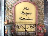 une photo d'une maison miniature sur laquelle est accrochée une pancarte