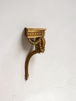 Petite console d'angle en bois et stuc doré reposant sur un … (photo 2)