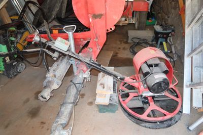 une machine qui se trouve à l'intérieur d'un garage