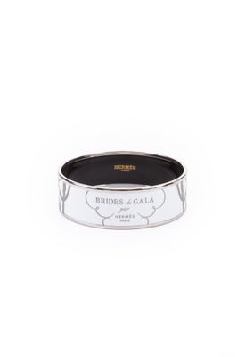 un gros plan sur un bracelet blanc orné d'une bande noire