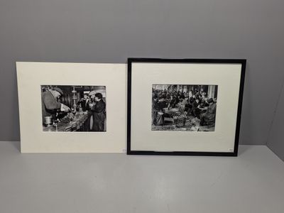 deux photographies en noir et blanc représentant des personnes sur un marché