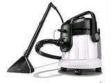 une image d'un aspirateur muni d'un tuyau noir et blanc