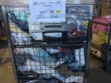 un chariot contenant beaucoup d'articles dans un entrepôt
