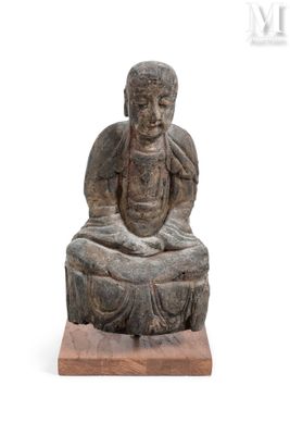 une image représentant une statue de Bouddha assis sur un socle en bois