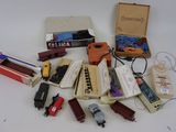 de nombreux types différents de petits trains dans une boîte