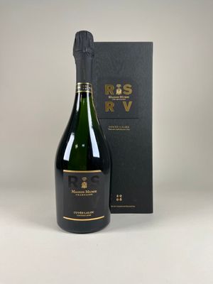 une bouteille de champagne à côté d'une boîte noire