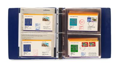 un classeur bleu sur lequel figurent quatre timbres différents