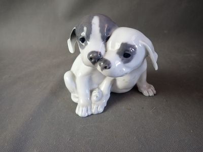 a figurine of a dog and a cat sitting together